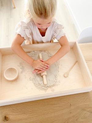 Deegroller - yourlittlefamily-nl - Meisje aan het deegrollen