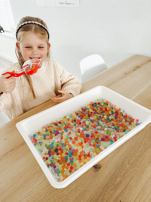 Gekleurde grijper - yourlittlefamily-nl - In de gekleurde grijper zitten waterparels.