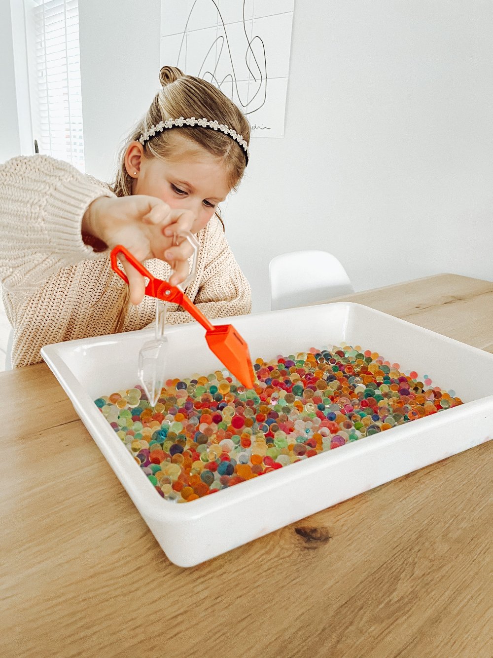 Gekleurde grijper - yourlittlefamily-nl - Meisje heeft gekleurde grijper vast en gaat waterparels pakken