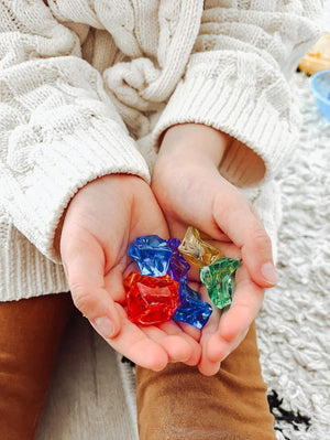Gekleurde sorteerstenen 60 stuks - yourlittlefamily-nl - Gekleurde stenen in hand van meisje