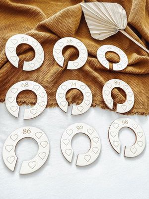 Houten maathangers hartjes (50 t/m 98) - yourlittlefamily-nl - Duurzaam hout. 9 maathangers