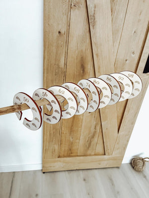 Houten maathangers regenboog (50 t/m 98) - yourlittlefamily-nl - Houten maathangers met als onderwerp regenboog hangen aan een stok.