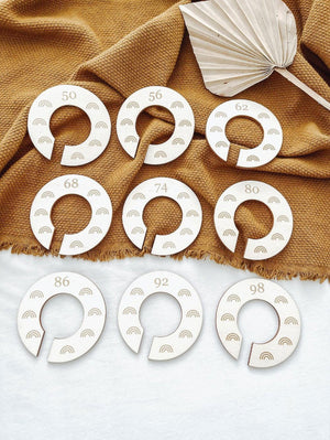 Houten maathangers regenboog (50 t/m 98) - yourlittlefamily-nl - Houten maathangers regenboog (50 t/m 98) op een kleed en negen verschillenden.