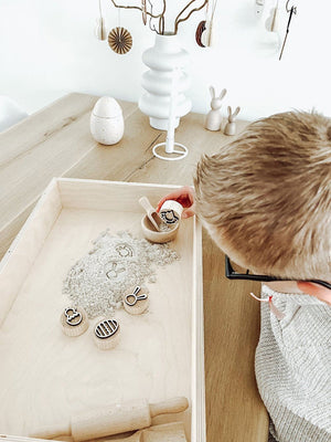 Houten paas stempels - yourlittlefamily-nl - Paasstempels in kinetisch zand met een jongen aan het spelen in de speelbak.
