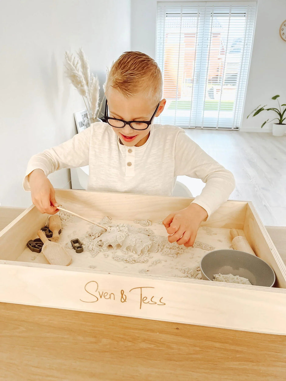 Spiel und Entdeckung: Die Holz-Spielwanne von Deine Kleine Familie