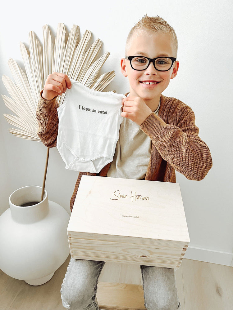 Bewaarbox klein - yourlittlefamily-nl - Bewaardoos klein met een jongen die een klein rompertje in de hand heeft