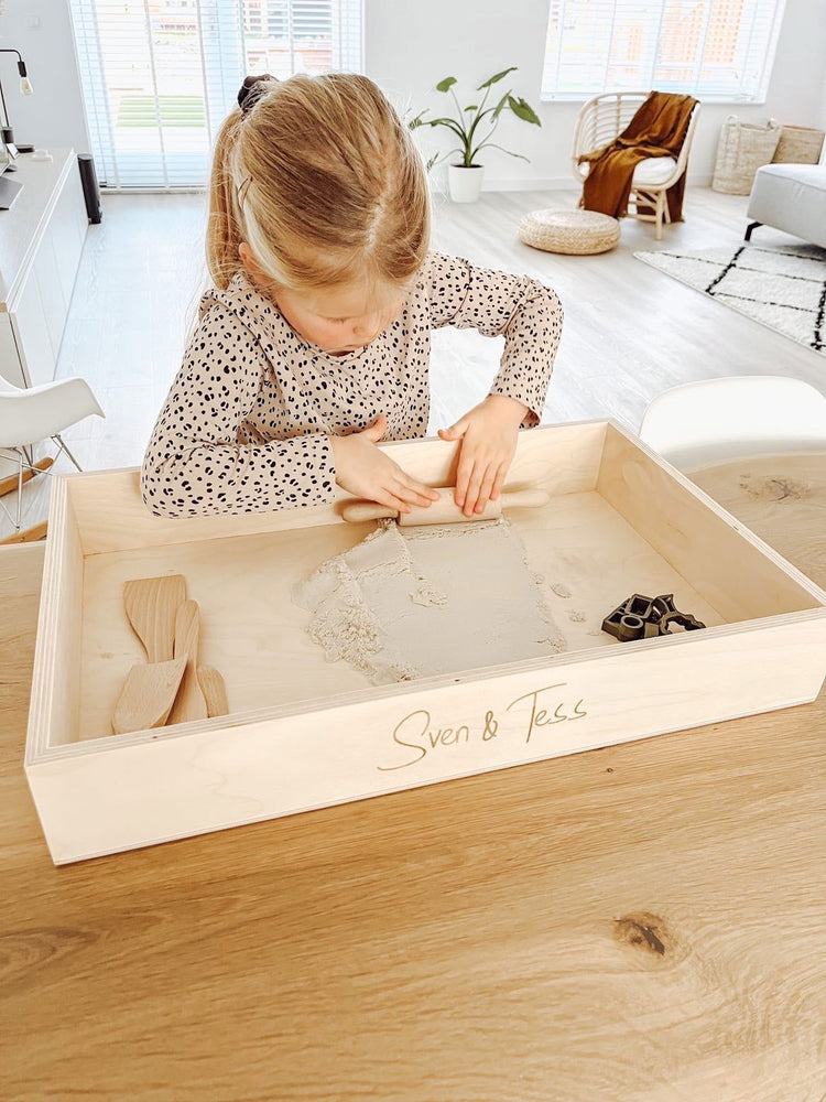 Deegroller - yourlittlefamily-nl - Meisje is bezig aan het rollen met de deegroller