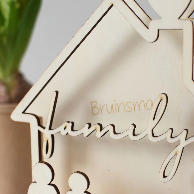 Hölzernes Familienhaus mit Familiennamen