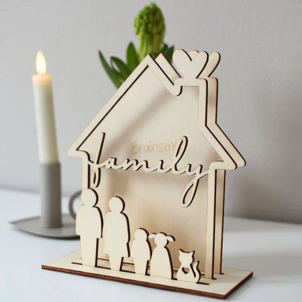 Holz-Familienhäuschen mit kleinen Familienfiguren