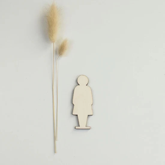 Hölzerne Frauenfigur – erwachsene Figur (7,5 cm)