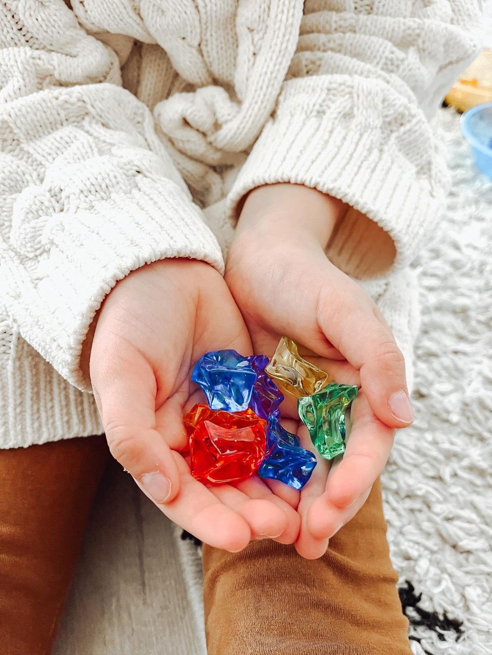 Gekleurde sorteerstenen 60 stuks - yourlittlefamily-nl - Gekleurde stenen in hand van meisje
