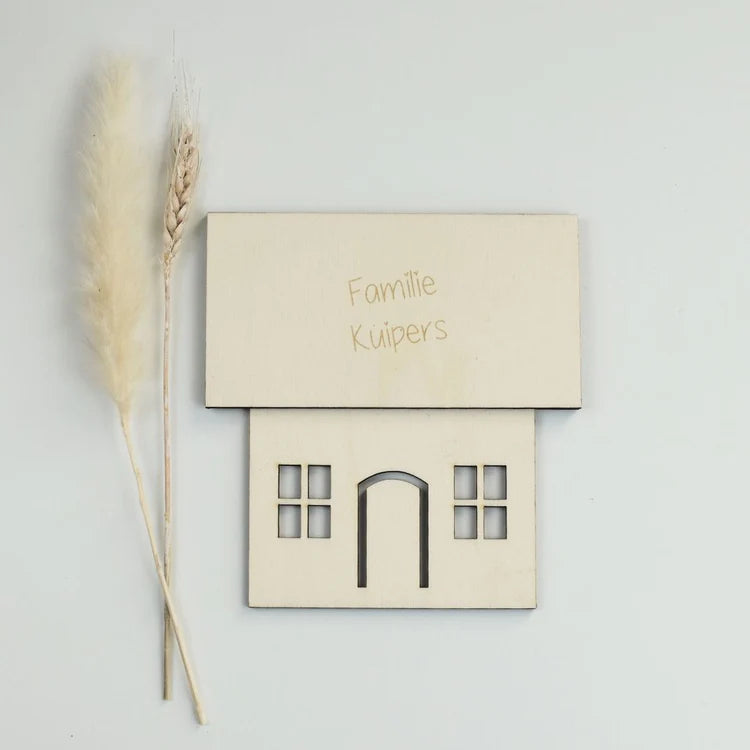 Hölzernes Familienhaus mit Figuren