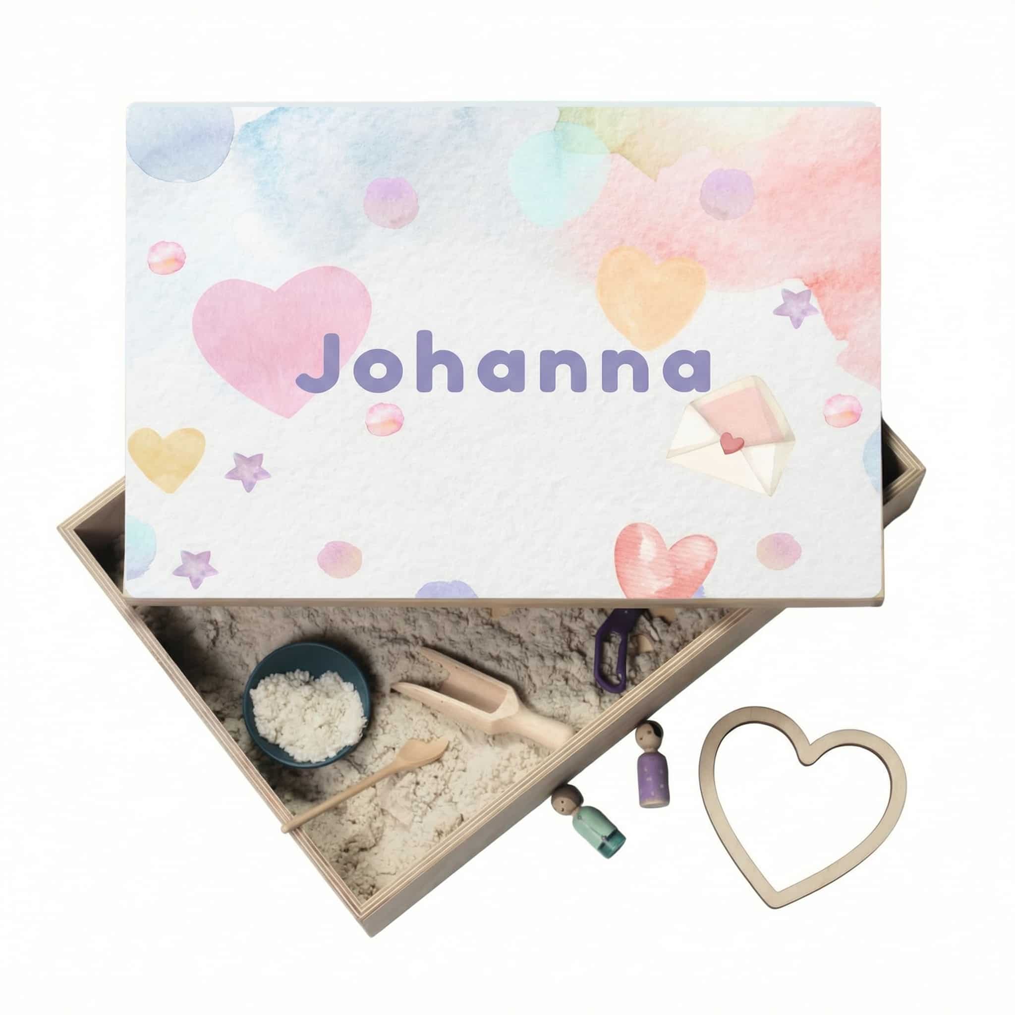 Holz-Spielwanne mit Deckel kleine Herzen (Johanna) – personalisierbar