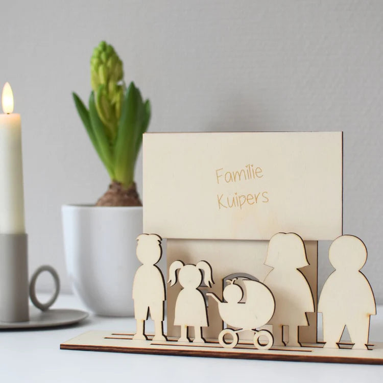 Hölzernes Familienhaus mit Figuren