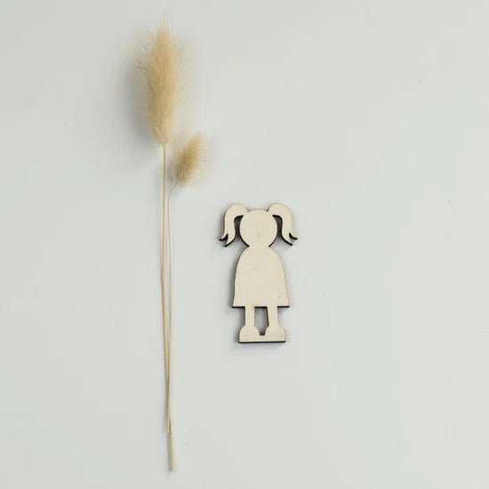 Kleines hölzernes Mädchen – liebevolles Symbol für dein Familienhaus