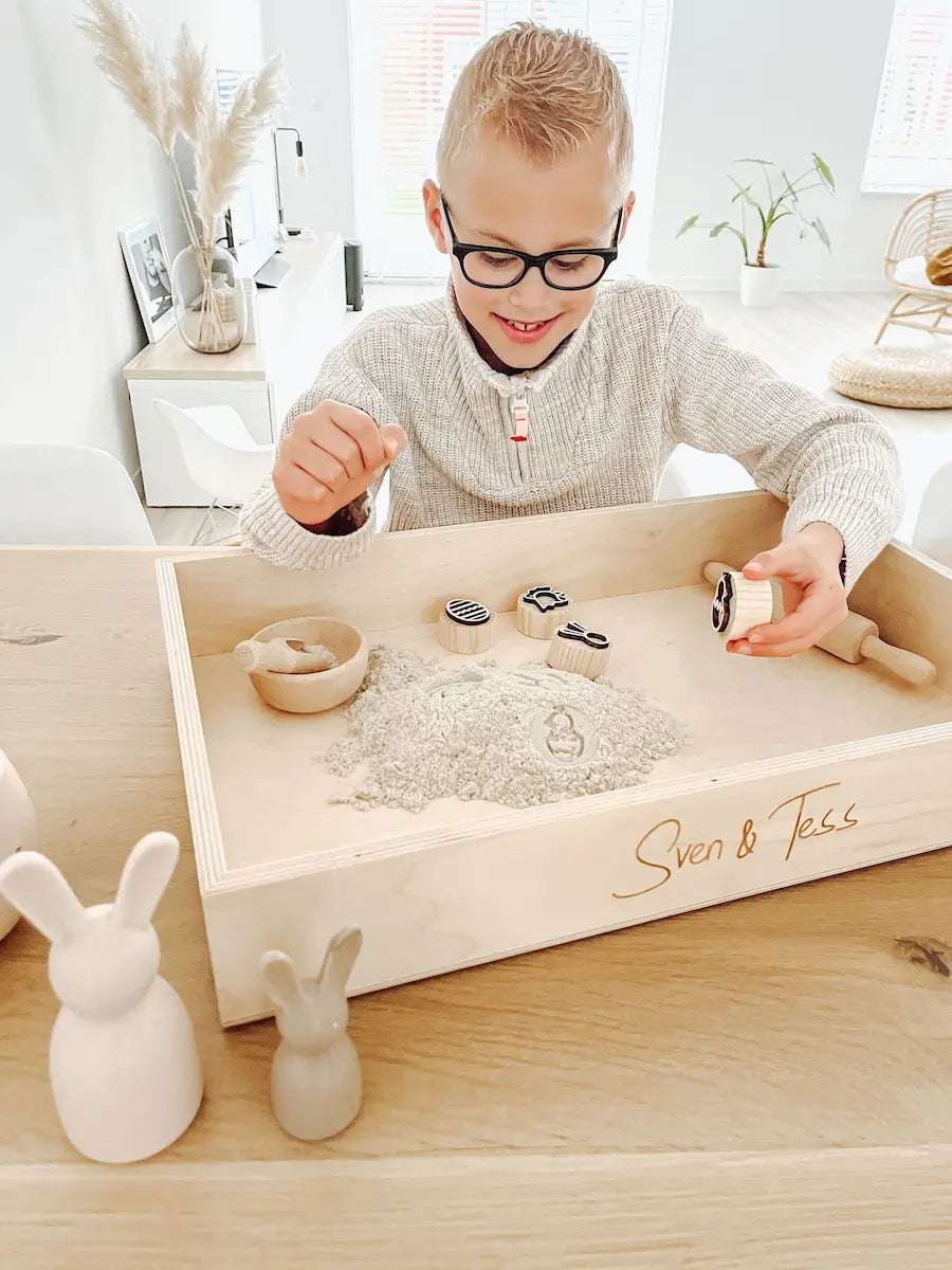 Holzspielkiste mit Deckel Sand und Osterstempeln