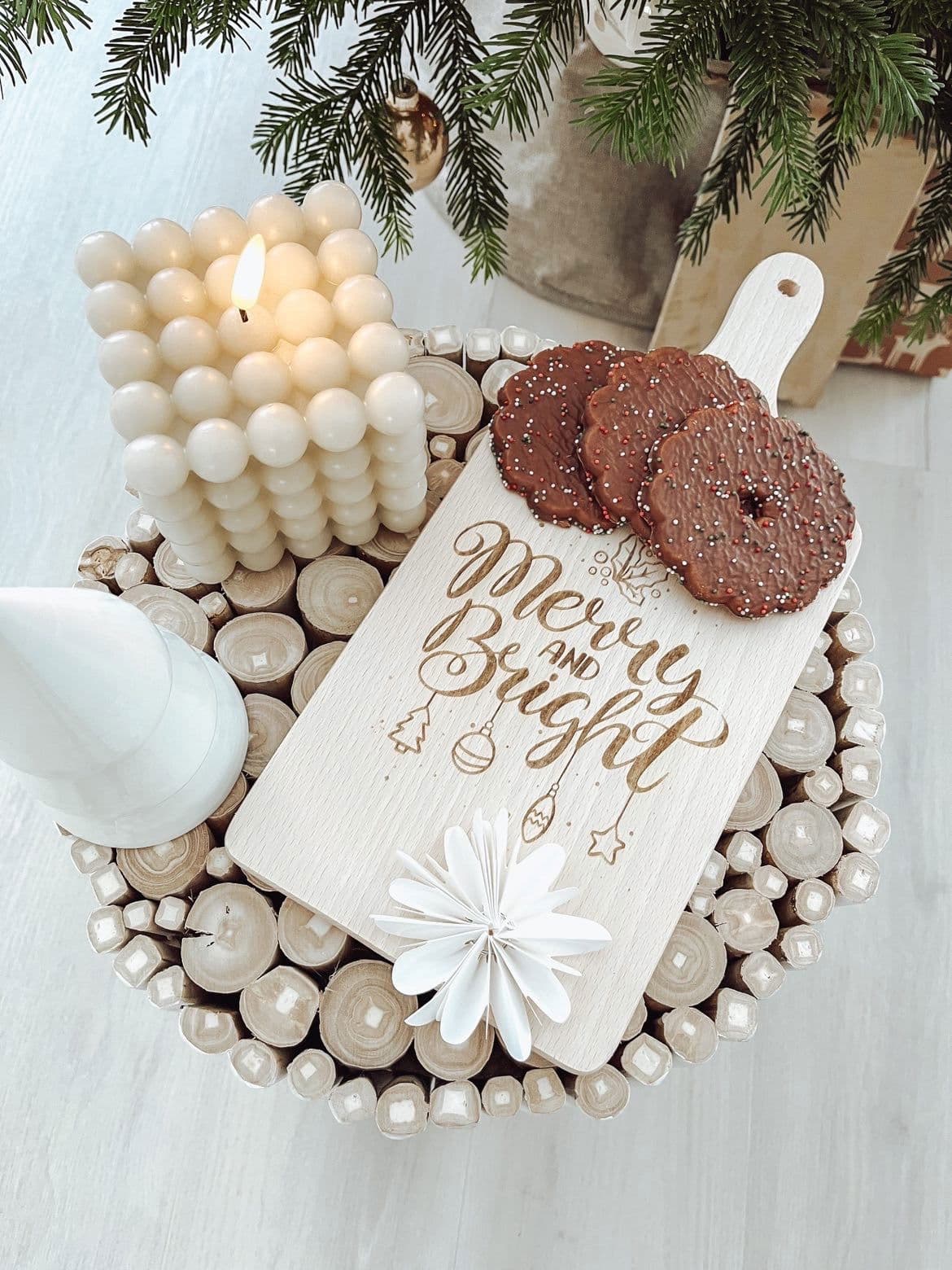 Holzschneidebrett „merry and bright“ – festlich und einzigartig