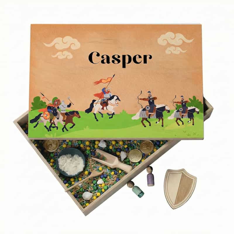 Holz-Spielwanne mit Deckel Ritter & Burgen (Casper) – personalisierbar