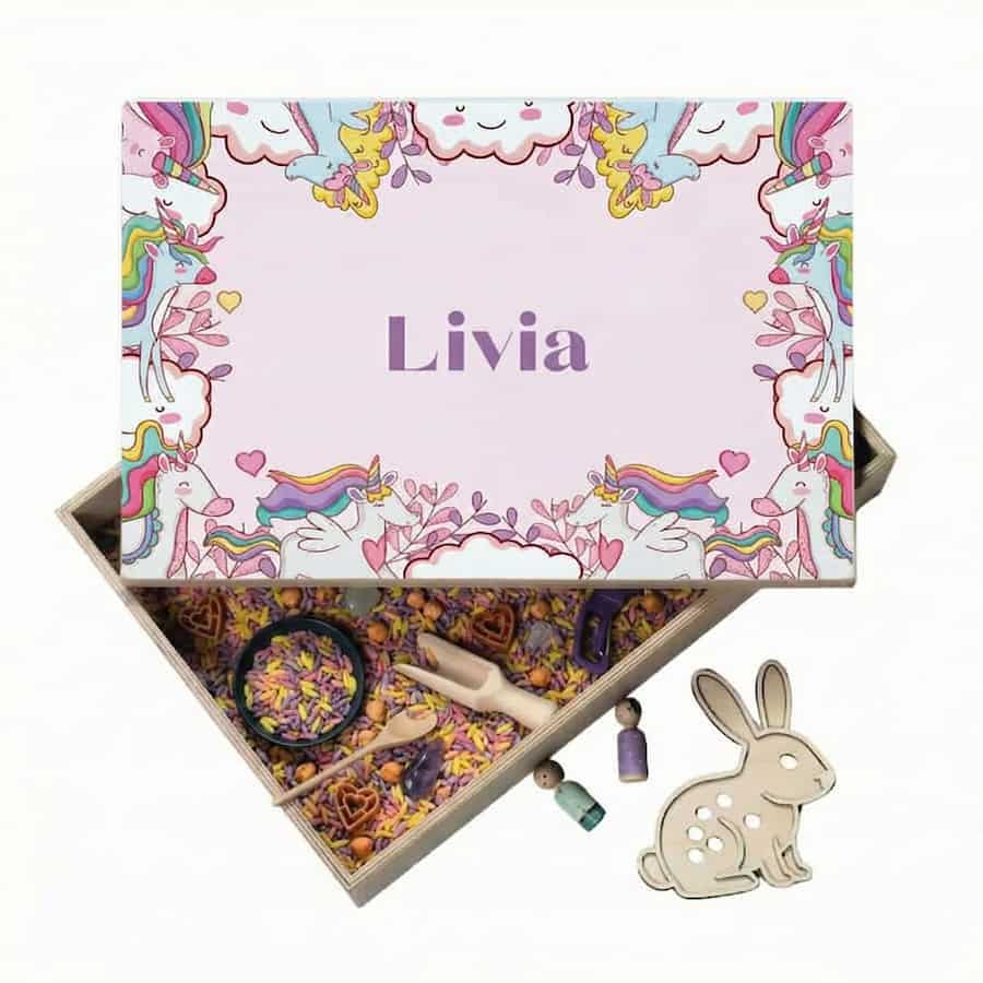 Holz-Spielwanne mit Deckel Einhorn (Livia) – personalisierbar