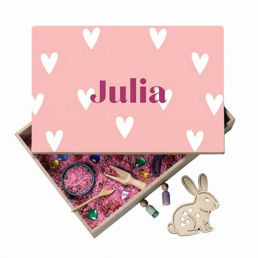 Personalisierte Holz-Spielwanne mit buntem Spielmaterial