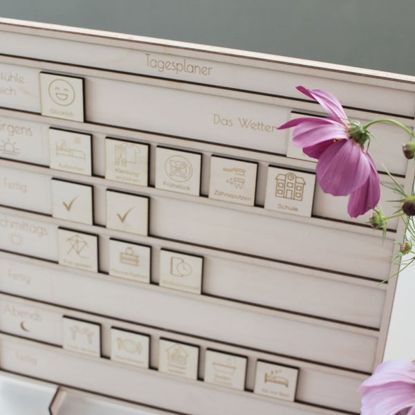 Detail van de houten dagplanner met gegraveerde pictogrammen
