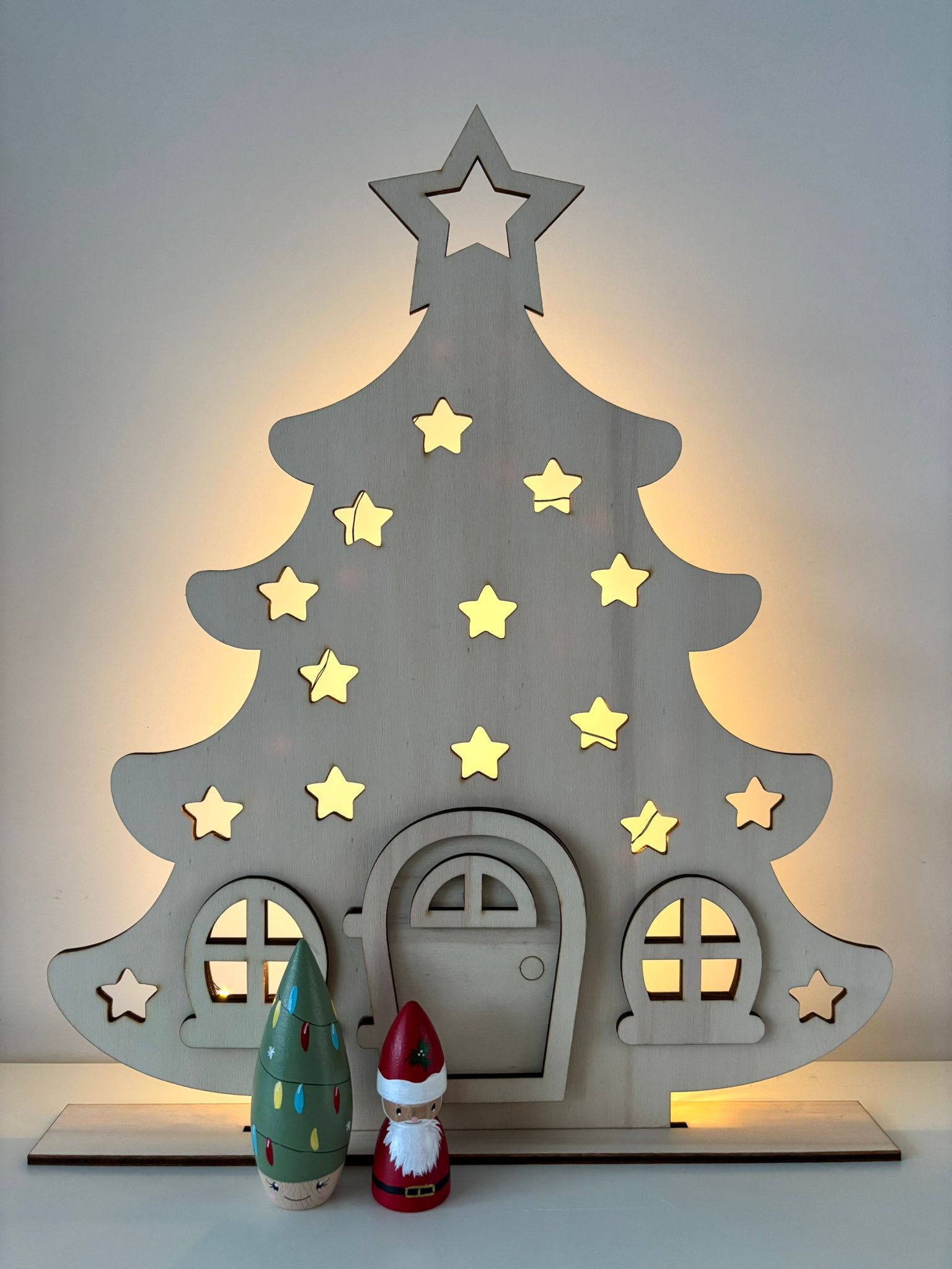 Holz-Weihnachtsbaum mit Lichtern