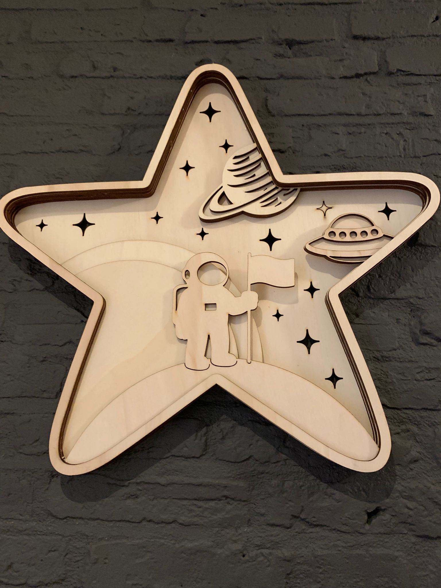 Holz-Wanddekoration – Stern | Thema Weltall