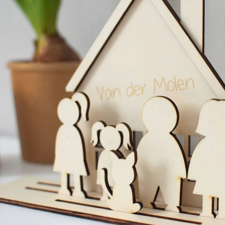 Hölzernes Familienhaus mit Figuren (Van der Molen)